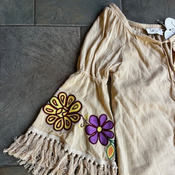 VaVa by Joy Han Embroidered Flowers Bell Sleeves Top Women's Size Small (2-4) - Picture 4 of 12